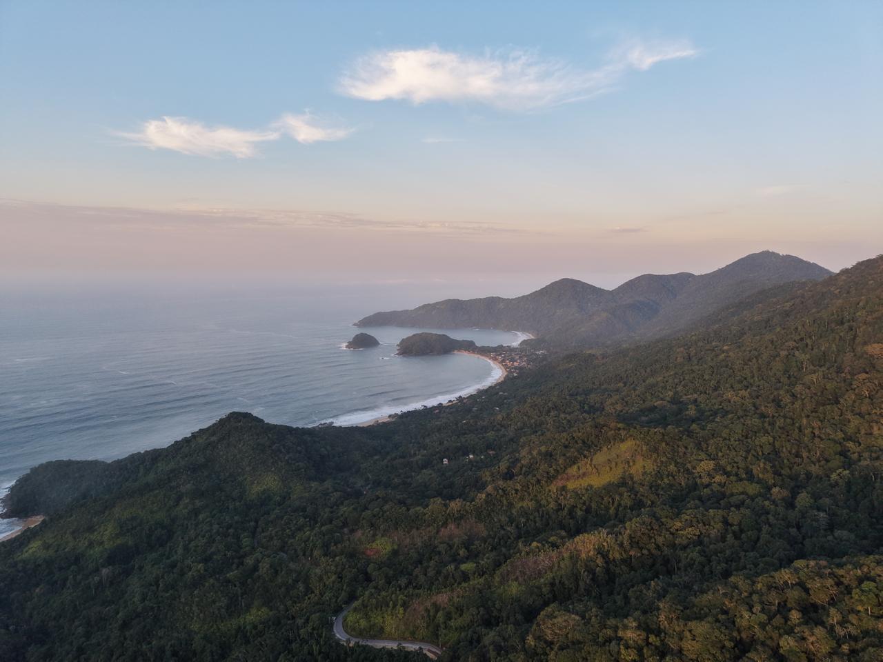 La bahía y el pueblo de la playa