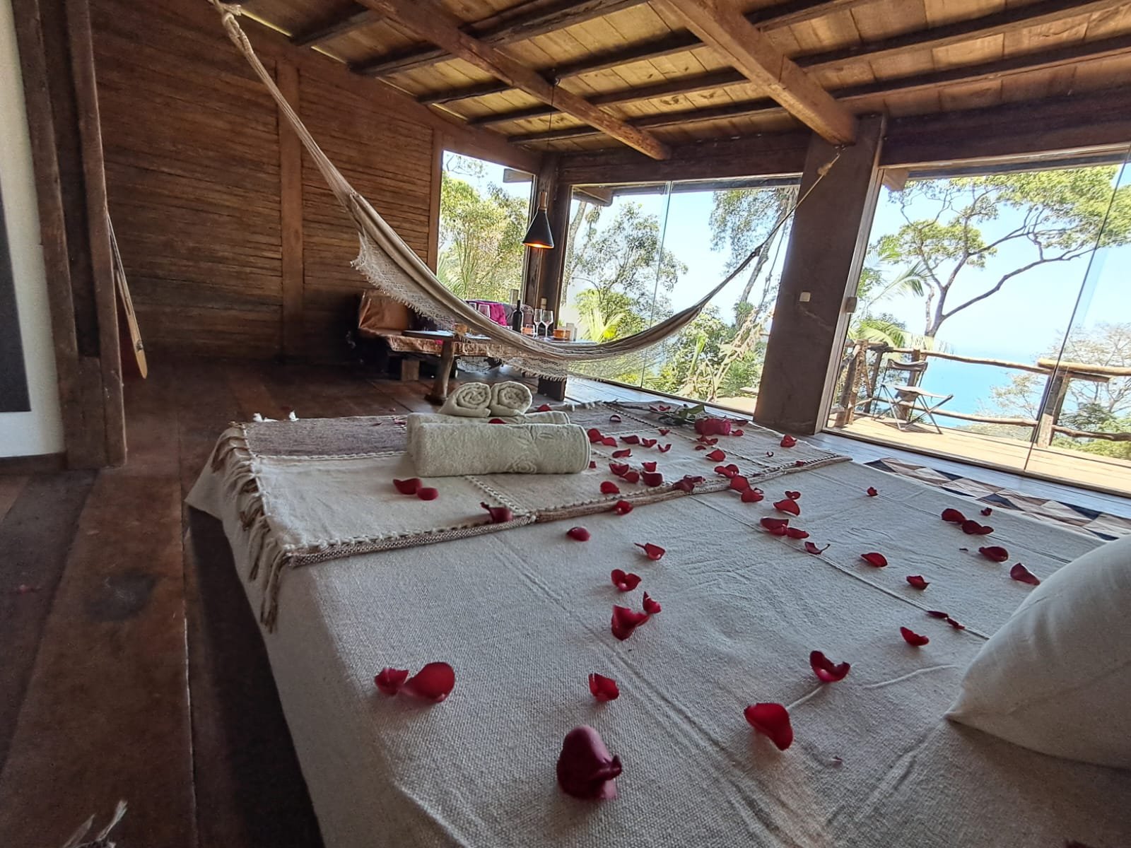 El dormitorio, con la terraza y el mar al fondo