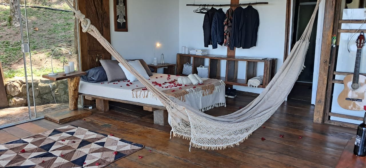 La sala, con el sofá cama y una hamaca